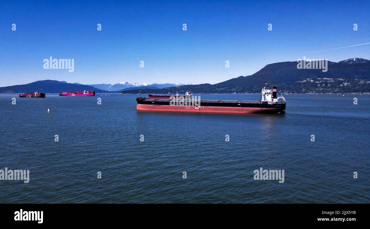 La vista delle navi ancorate sul fiume prima della costa Foto Stock