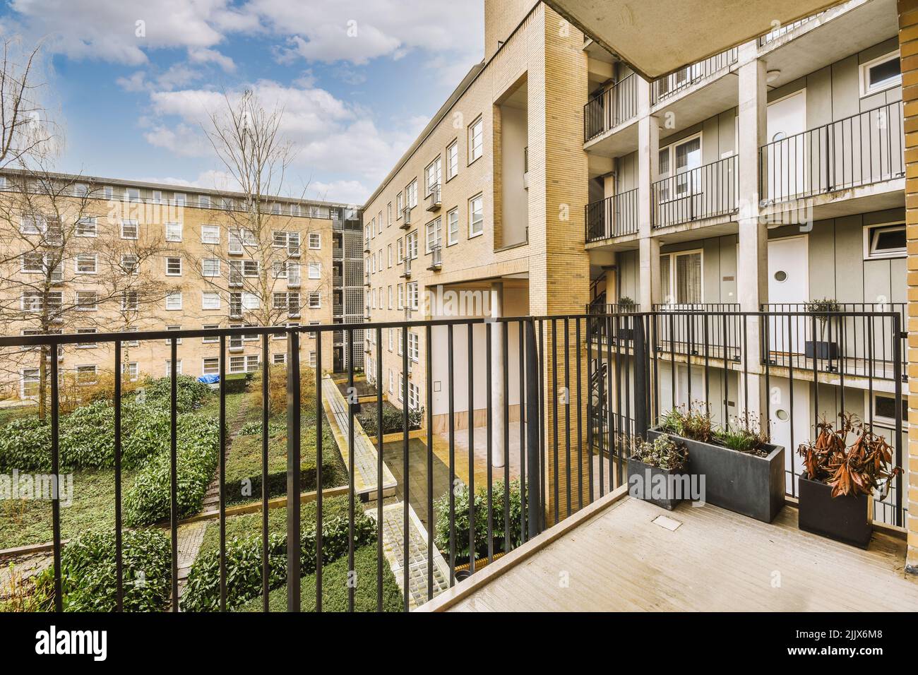 Balcone in mattoni con ringhiere metalliche Foto Stock