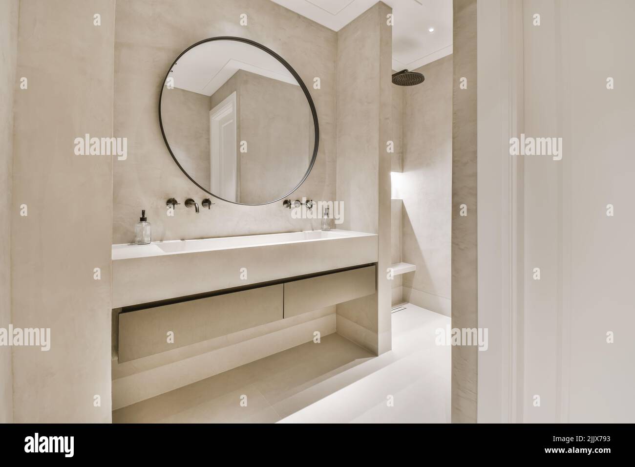 Specchio circolare sul lavandino nel bagno moderno Foto Stock