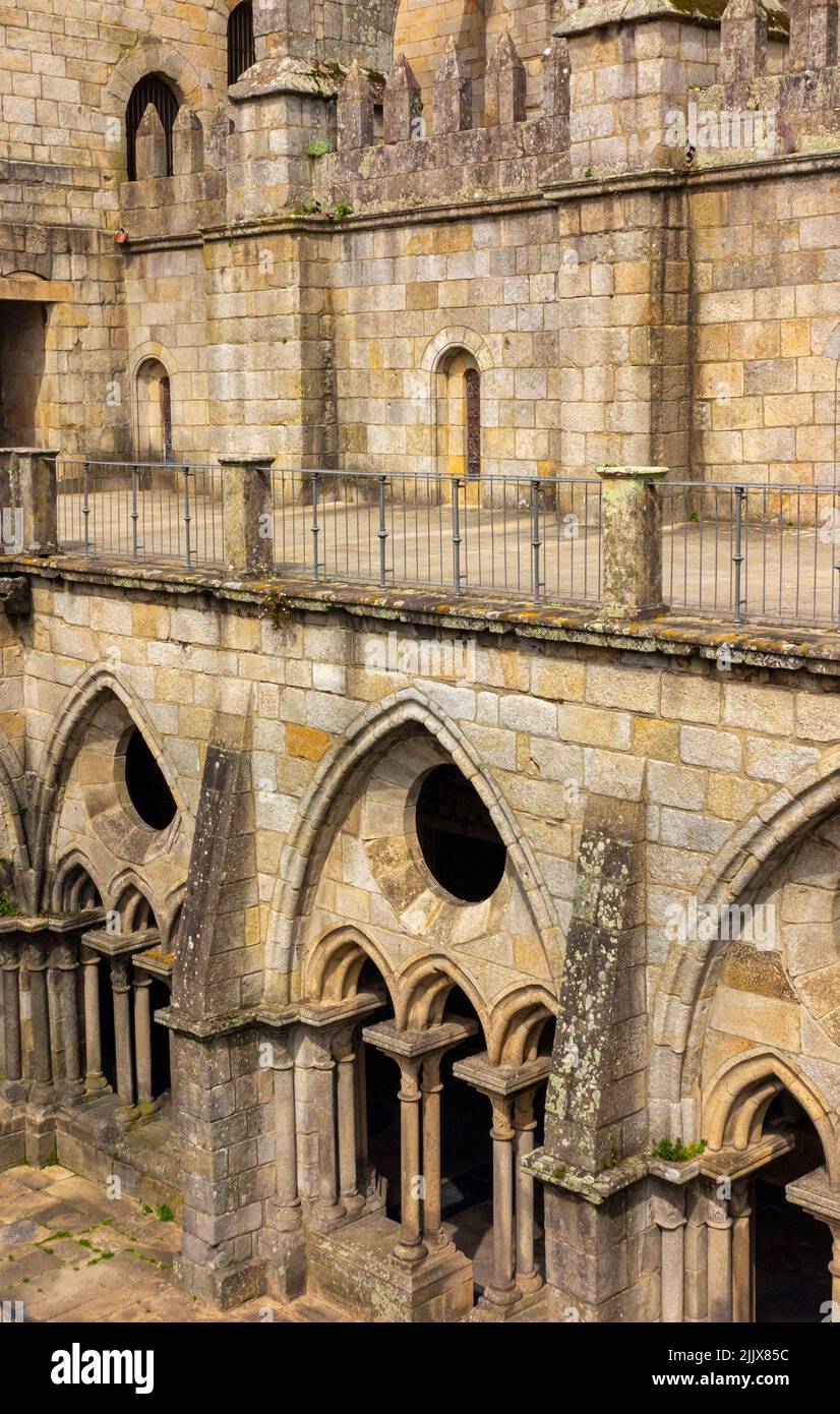 Dettagli esterno chiostri e finestre a se do Porto la storica cattedrale nel centro di Porto, una città del Portogallo settentrionale. Foto Stock