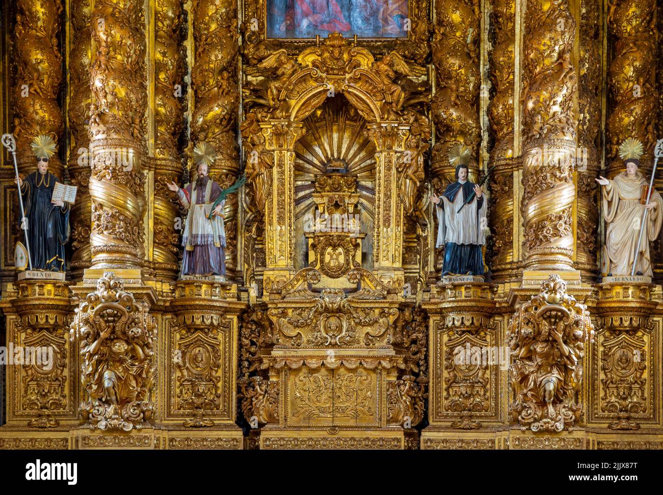 Altare maggiore barocco dorato a se do Porto la storica cattedrale nel centro di Porto, una città nel nord del Portogallo. Foto Stock