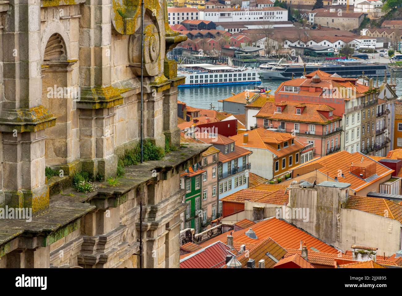 Vista sui tetti verso gli edifici nel centro di Porto, una delle principali città del Portogallo settentrionale. Foto Stock