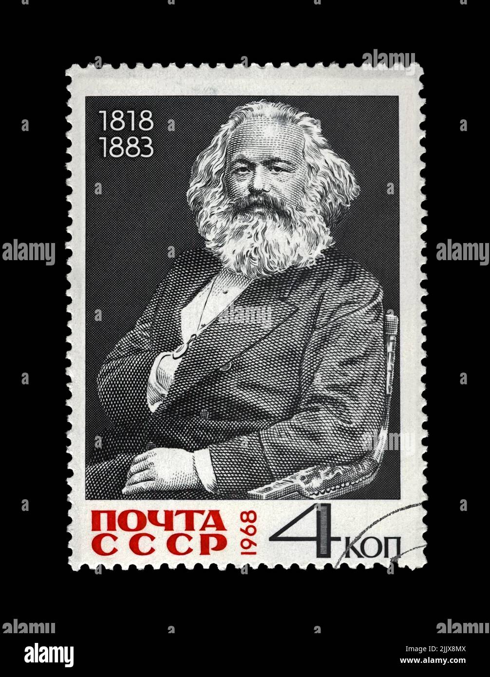 Karl Marx, famoso leader politico, autore del libro della capitale, circa 1968. Francobollo postale annullato stampato in URSS isolato su sfondo nero. Foto Stock