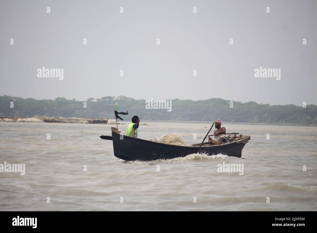 17-Apr-22 Babuganj, Barisal, Bangladesh.piccole barche da pesca sono galleggianti nel fiume. Foto Stock