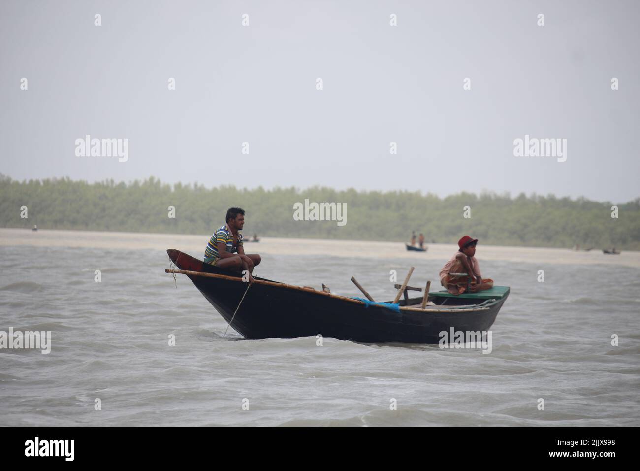 17-Apr-22 Babuganj, Barisal, Bangladesh.piccole barche da pesca sono galleggianti nel fiume. Foto Stock