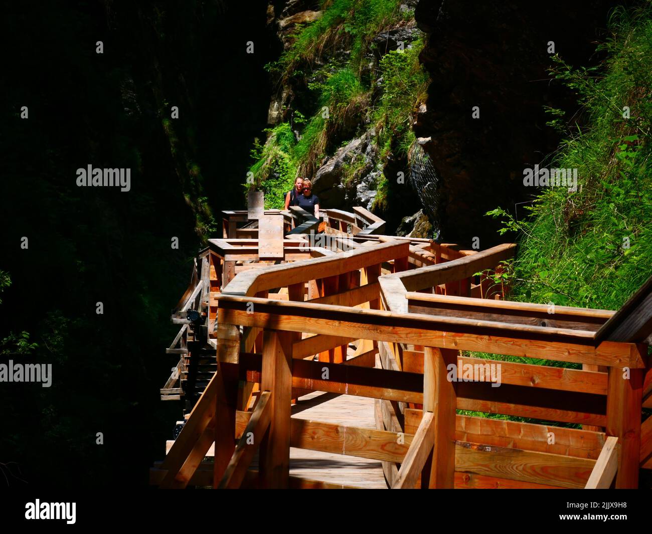 Turisti che visitano a piedi su scale di legno, Sigmund Thun Klamm Gorge, Austria Foto Stock