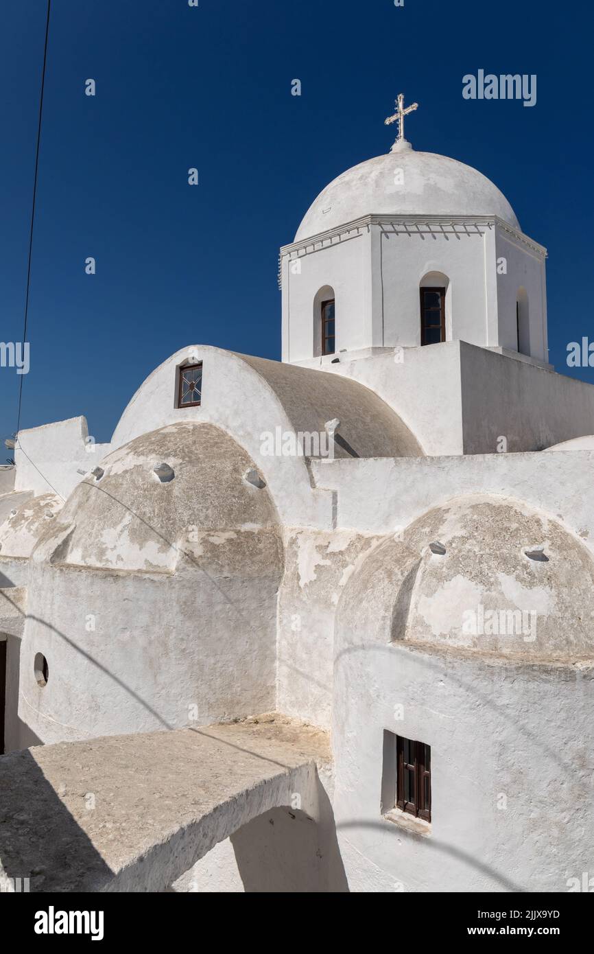 Cupola bianca della chiesa di Ágii Anárgiri nel villaggio di Megalochóri, Santorini, Isole Cicladi, Grecia, Europa Foto Stock