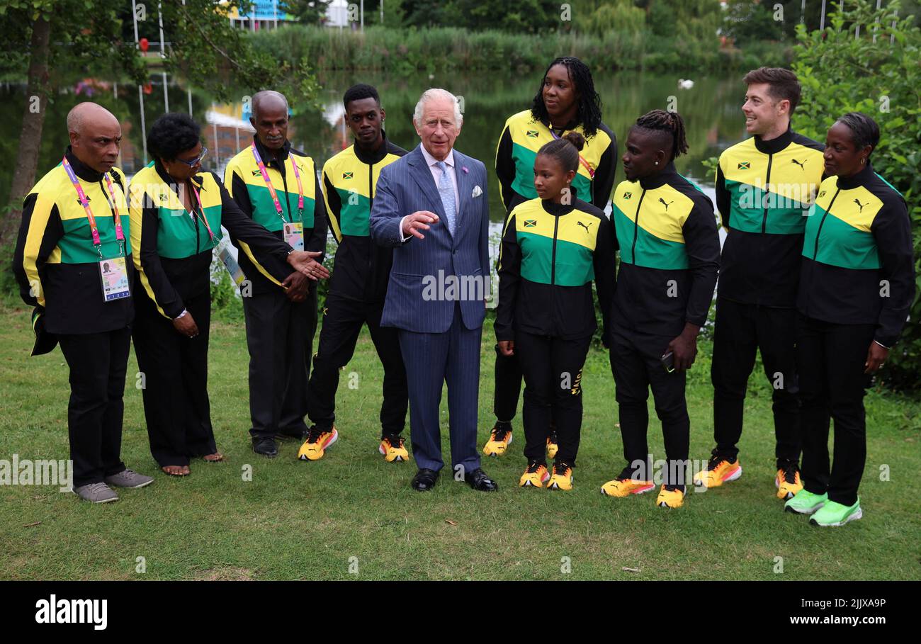 Il Principe del Galles con atleti e membri del team Giamaica durante una visita al Villaggio degli atleti presso l'Università di Birmingham ai Giochi del Commonwealth di Birmingham 2022. Data foto: Giovedì 28 luglio 2022. Foto Stock