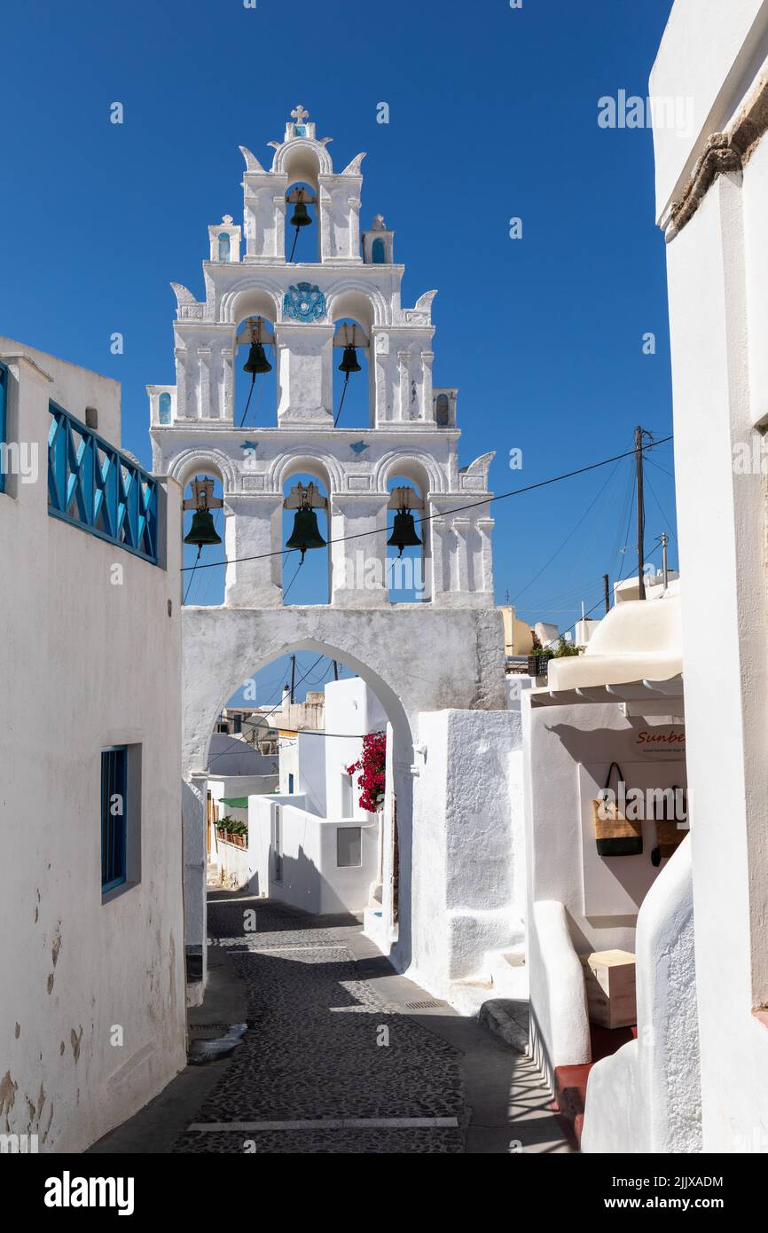 Tradizionale campanile greco imbiancato di bianco con 6 campane contro un cielo blu nel villaggio di Megalochori, Santorini, Grecia, Europa Foto Stock
