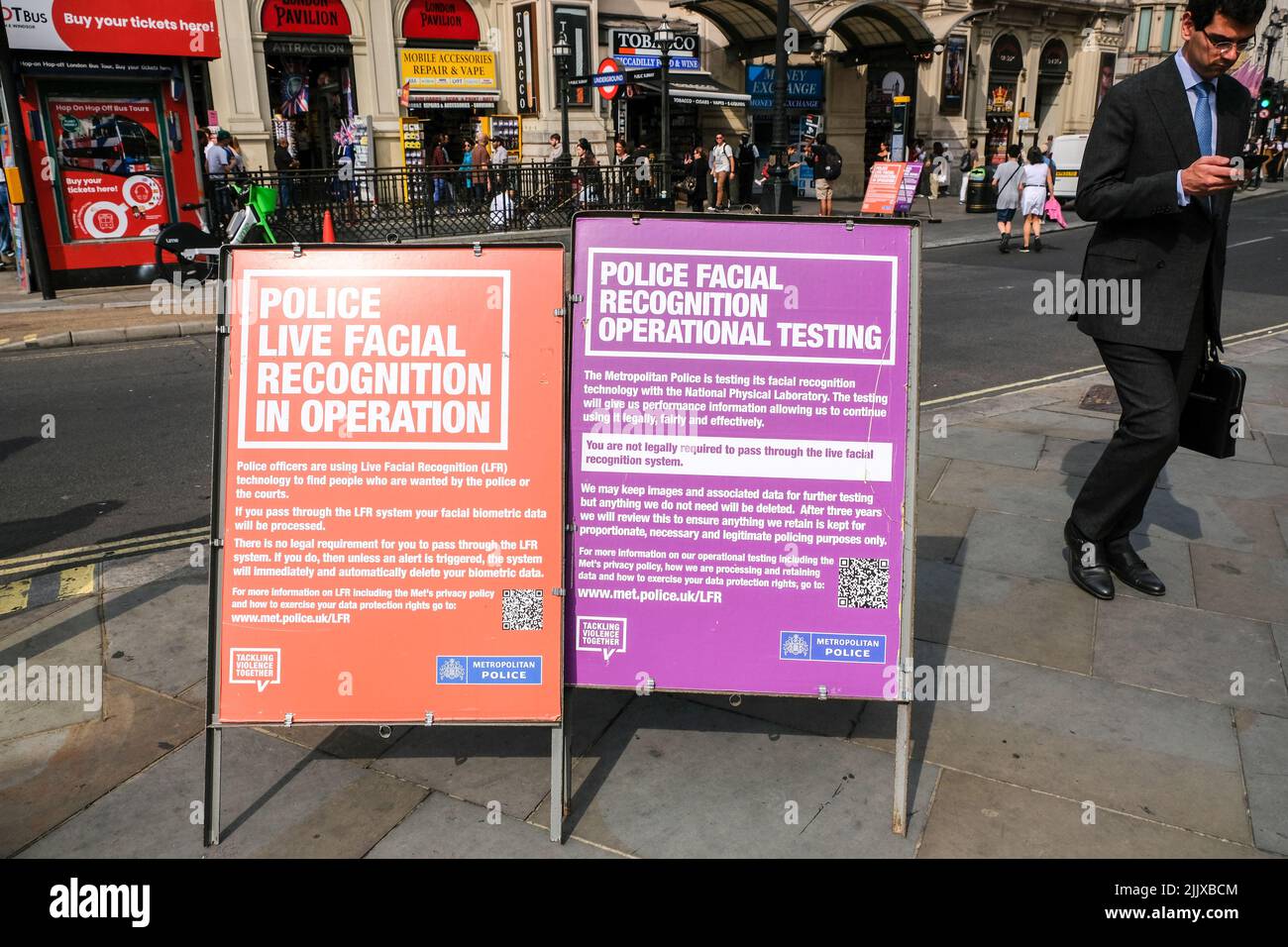 Piccadilly Circus, Londra, Regno Unito. 28th luglio 2022. Protesta contro un'operazione di riconoscimento facciale in Piccadilly Circus. Credit: Matthew Chattle/Alamy Live News Foto Stock