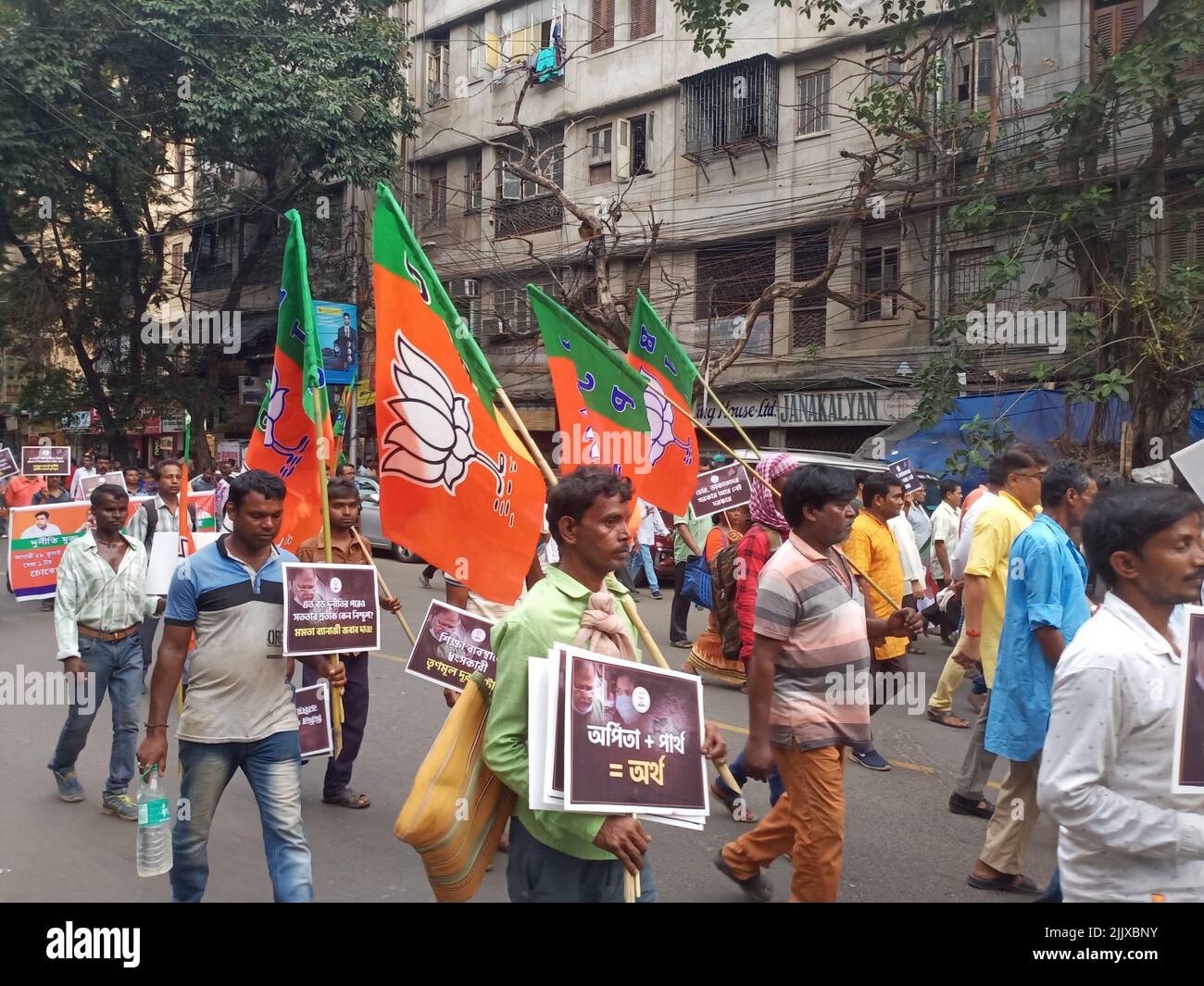 KOLKATA, BENGALA OCCIDENTALE, INDIA - 28 luglio 2022: Il Bengala BJP ha affrontato un raduno martedì a kolkata per truffa di soldi da parte del ministro dell'industria Partha Chatterjee. Foto Stock