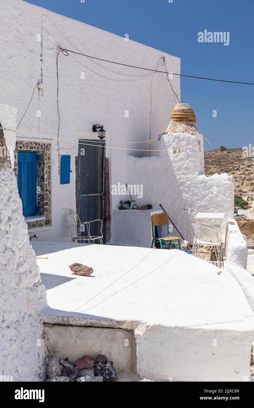 Tradizionale casa greca imbiancata a calce a Akrotiri, Santorini, Isole Cicladi, Grecia, Europa. Foto Stock