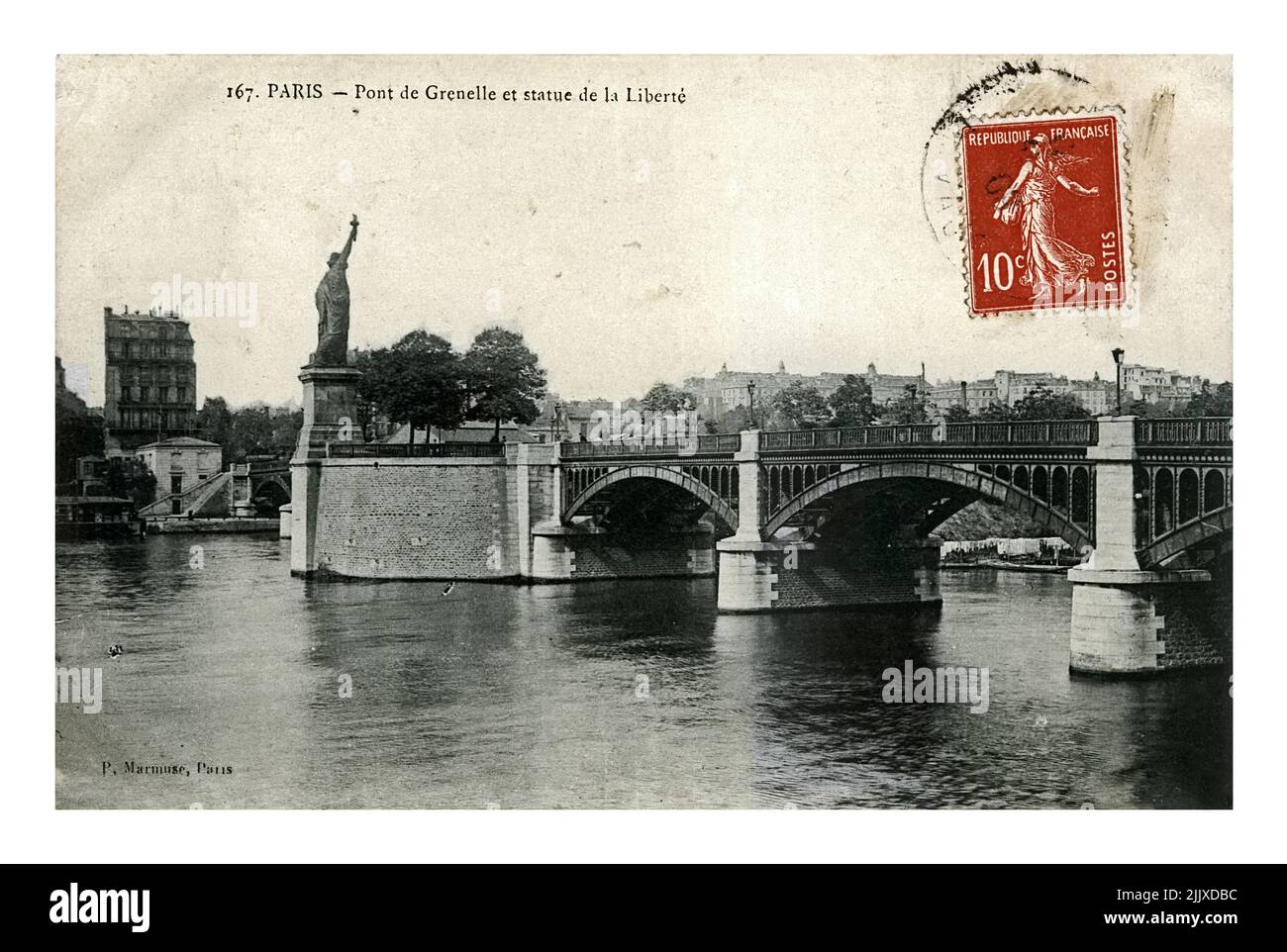 PARIGI, FRANCIA: Ponte di Grenelle sul fiume Senna e la Statua della libertà, cancellato vintage cartolina stampata in Francia circa 1909. Foto Stock