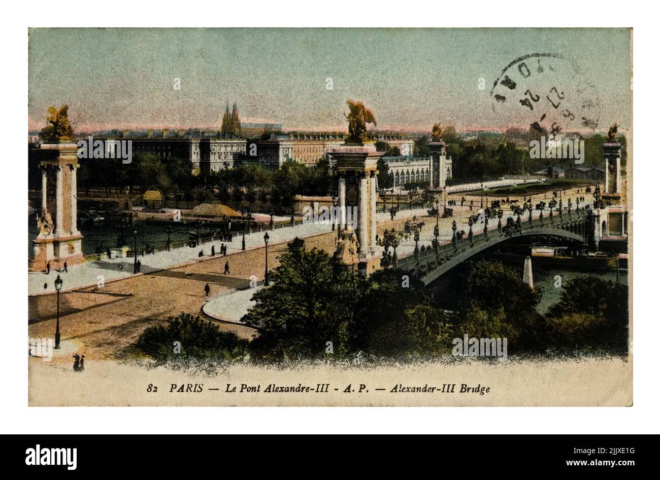 Ponte Alexander III a Parigi, Francia, circa 1924. vintage cancellato cartolina stampata in Francia isolato Foto Stock