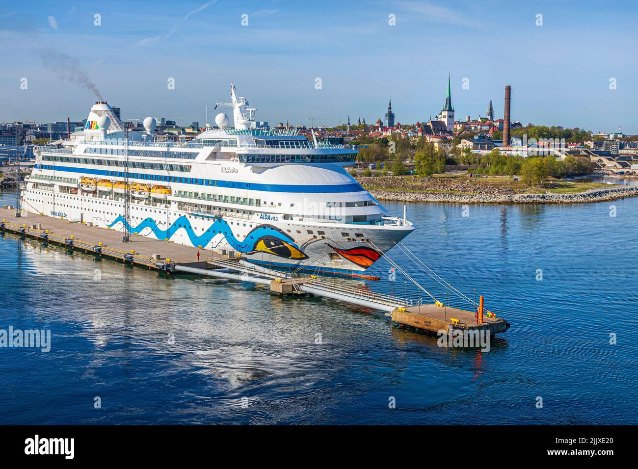 Luci di mattina presto sulla nave da crociera AIDAvita nel porto di Tallinn, la capitale dell'Estonia Foto Stock