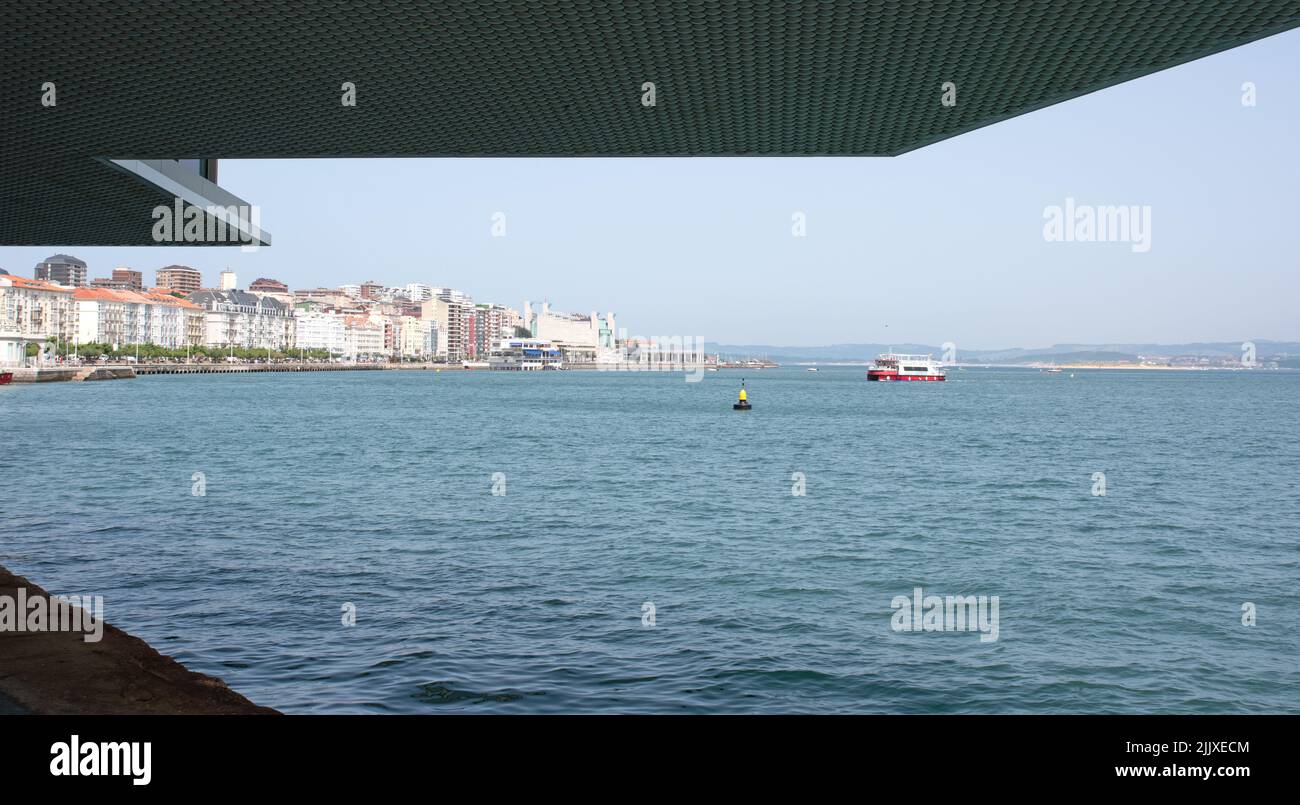 Si affaccia sulla baia di Santander da sotto il Centro Botin Foto Stock