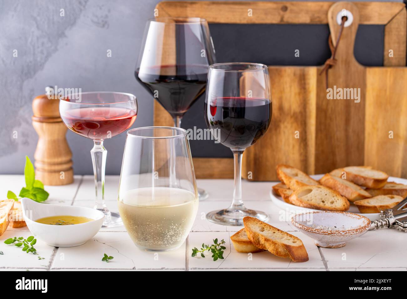 Varietà di bicchieri da vino con vino rosso, bianco e rosato Foto Stock