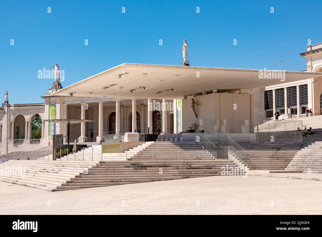 La spianata della Cova de Iria e i gradini davanti alla Basilica di nostra Signora del Rosario di Fatima, Santuario, Portogallo Foto Stock