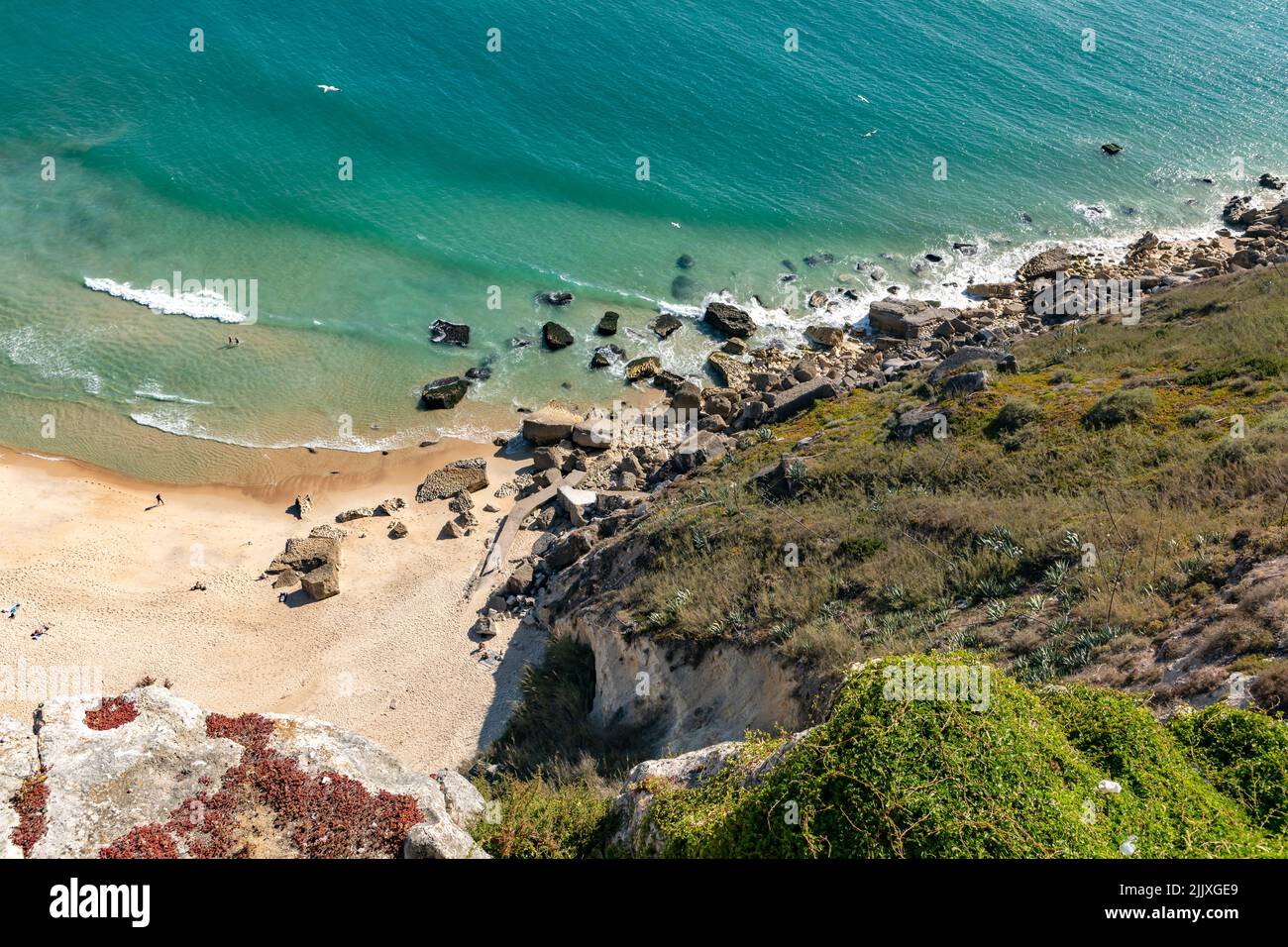 Vista sul mare, la spiaggia e le rocce dal punto di vista sulla costa rocciosa di Nazare, Portogallo Foto Stock