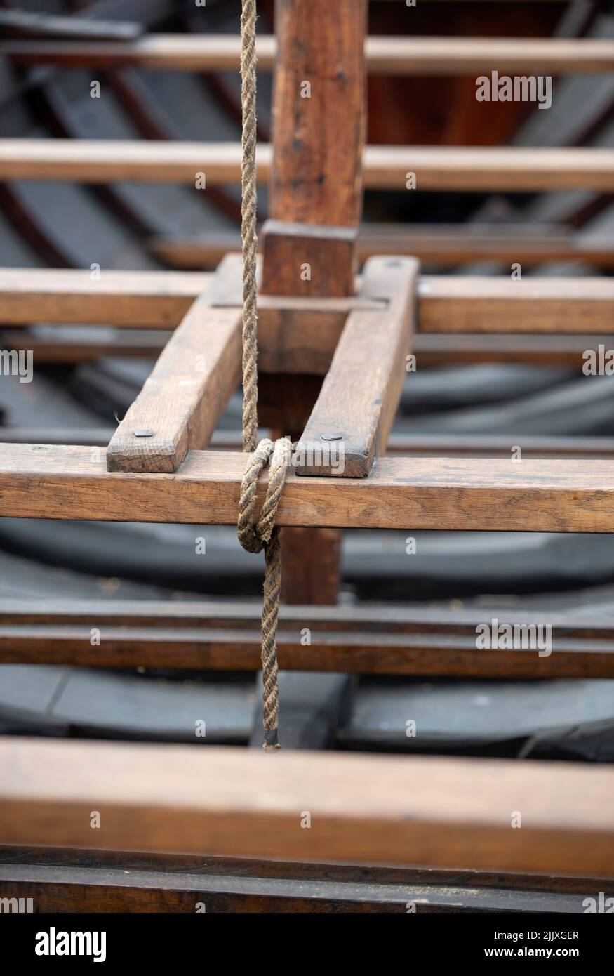 interno di una vecchia barca a remi Foto Stock