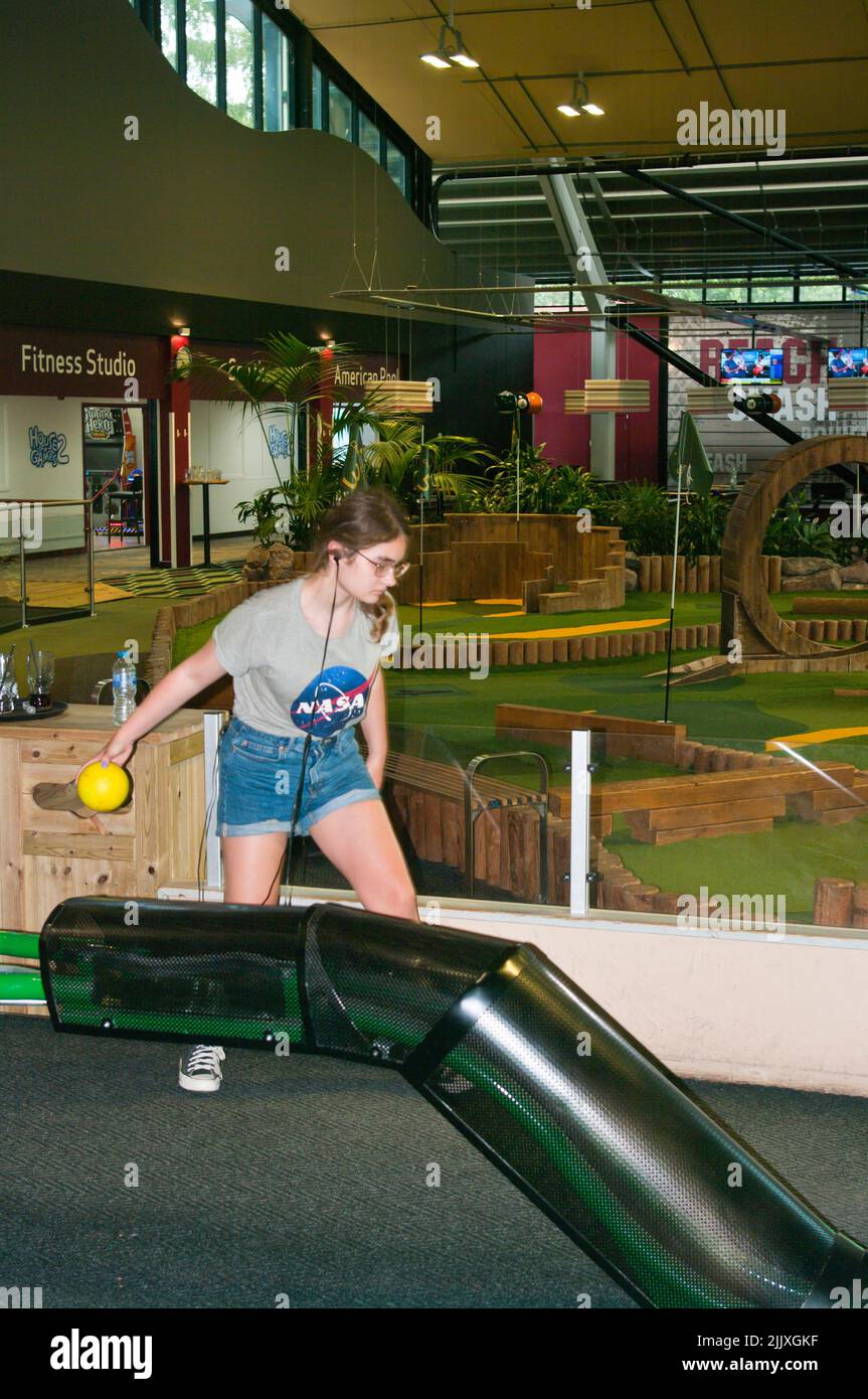 Adolescente ragazza Teenager giocando a Bowling Junior Ten pin al Centre Parcs Longleat UK Foto Stock