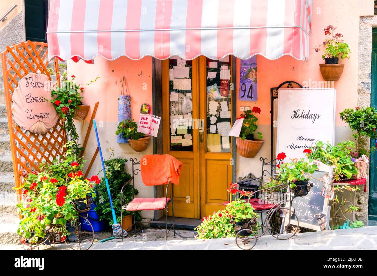 Piccolo ostello rustico locale camere pubblicitarie disponibili in affitto a Riomaggiore villaggio, provincia la Spezia, Liguria, Nord Italia, parte delle cinque Foto Stock