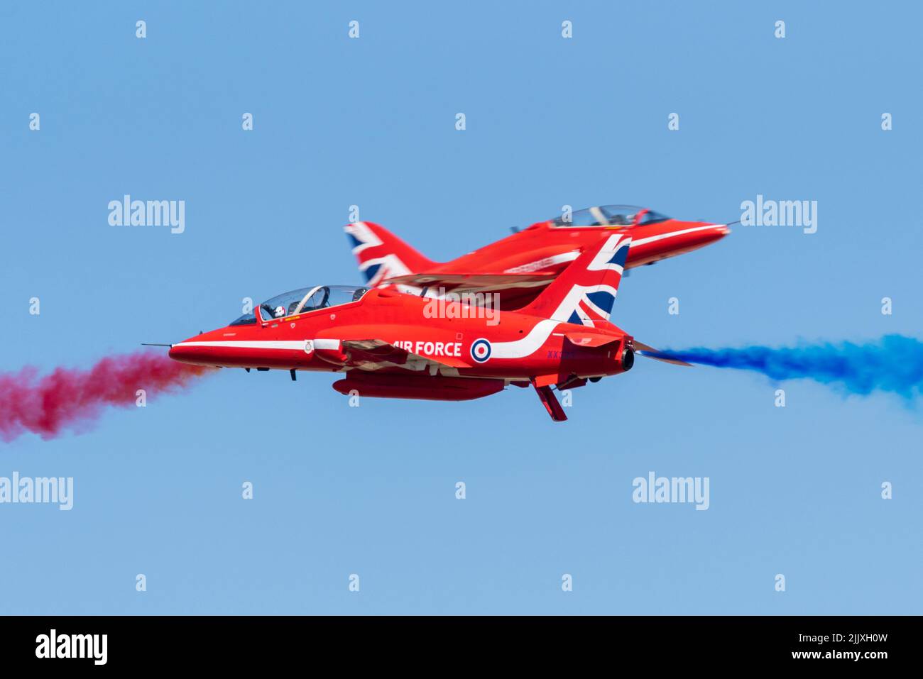 Royal Air Force Red Arrows mostra la squadra che vola al Royal International Air Tattoo Airshow al RAF Fairford, Regno Unito. Passaggio opposizione coppia sincro Foto Stock
