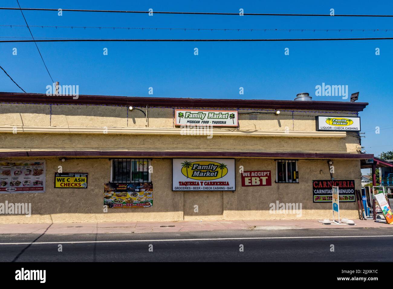Un negozio di alimentari che soddisfa le esigenze della comunità contadina messicana nella piccola città di Hilmar California nella Central Valley. Foto Stock