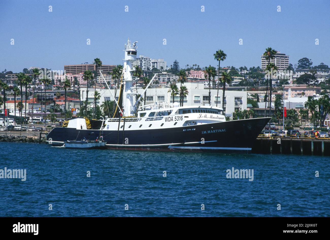 La tonniera con lance borsate è attraccata all'Embarcadero di San Diego Foto Stock