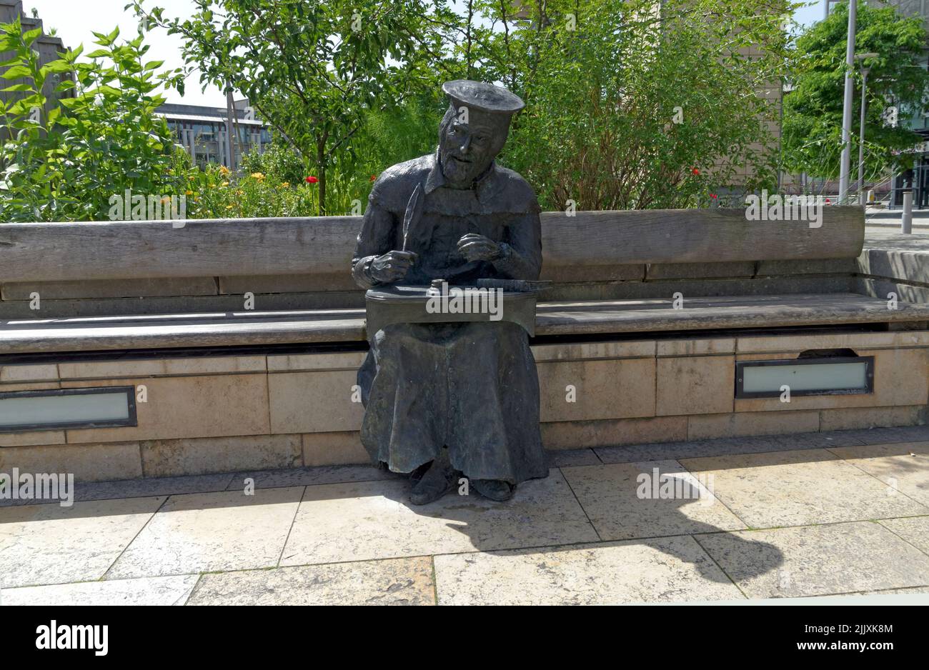 Scultura in bronzo a grandezza naturale - William Tyndale di Lawrence Holofcener, Millennium Square, Bristol. La traduzione di Tyndale del nuovo Testamento Foto Stock