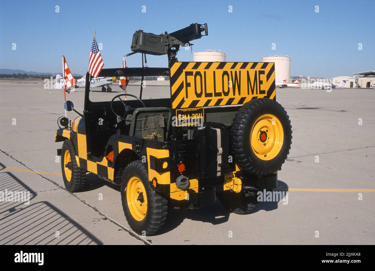 Seguimi Jeep alla base dell'aeronautica militare di marzo in California Foto Stock