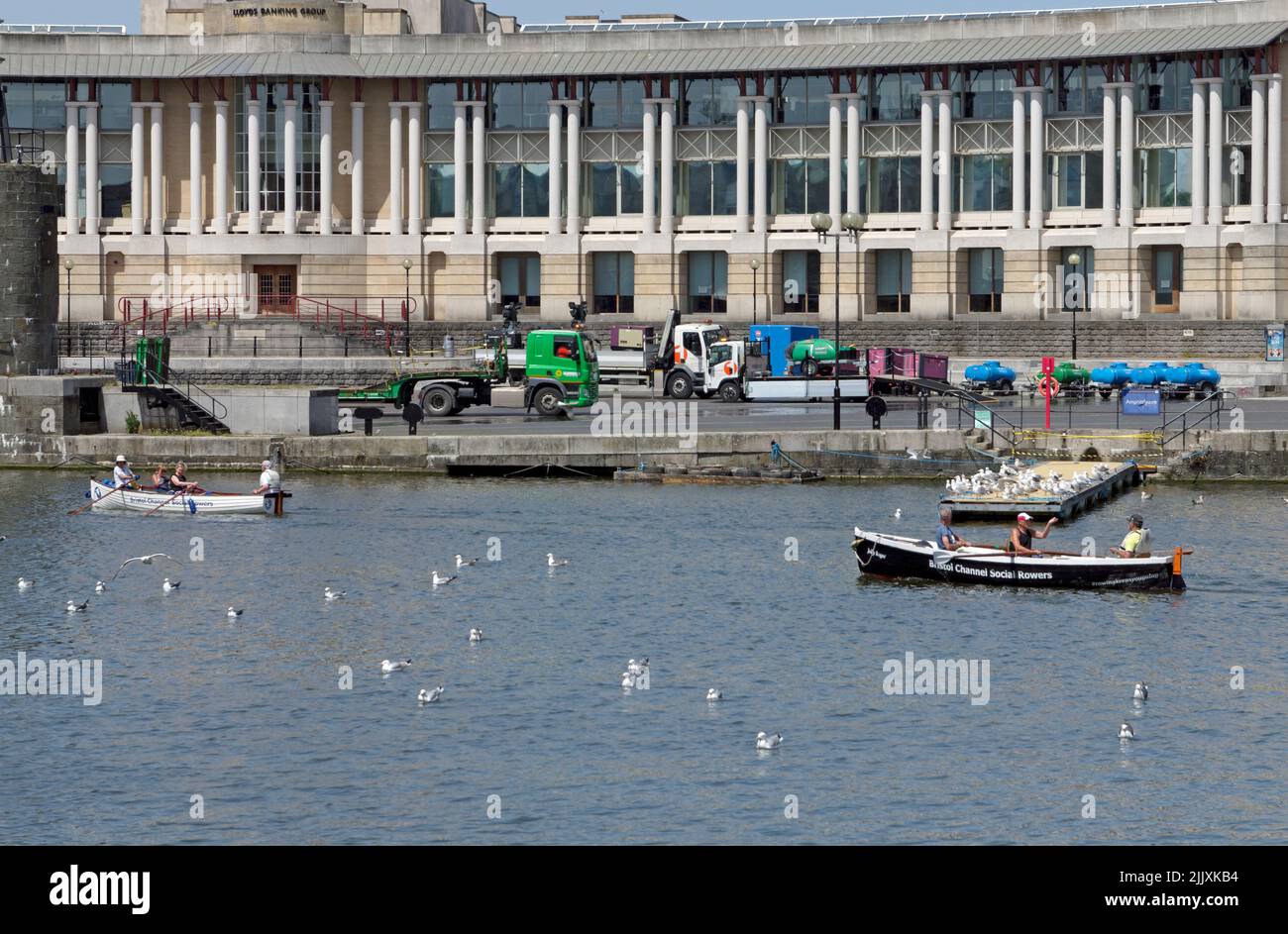 Due Bristol Channel Social vogatori barche a remi di fronte al Lloyds Banking Group Building, Floating Harbour, Bristol, Inghilterra, Estate 2022. Foto Stock