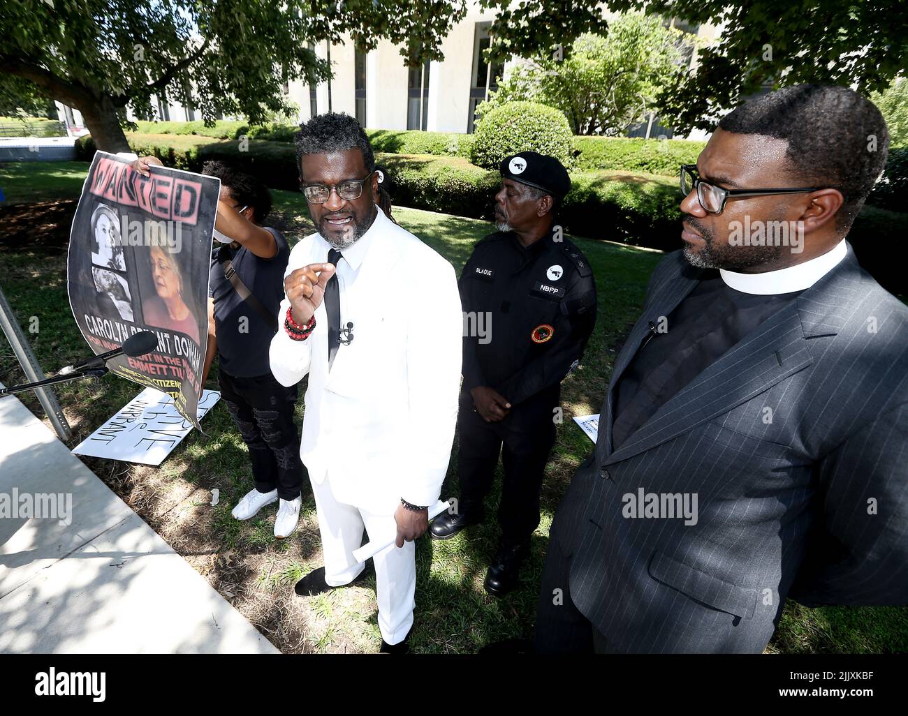28 luglio 2022, Raleigh, Carolina del Nord, USA: L'attivista per i diritti civili JOHN C. BARNET parla insieme ai membri della comunità riuniti nell'edificio legislativo del North Carolina a Raleigh per la preghiera e per chiedere l'arresto di Carolyn Bryant Donham in connessione con la morte di Emmett Till. Donham, precedentemente conosciuta come la sig.ra Roy Bryant è riferito per essere vivente a Raleigh, NC. Nel 1955, accusò Emmett Till di 14 anni di fischiare contro di lei, portando al suo rapimento e omicidio. Il mandato d'arresto originale per Donham è stato recentemente trovato nel seminterrato di un tribunale del Mississippi. Till morde Foto Stock