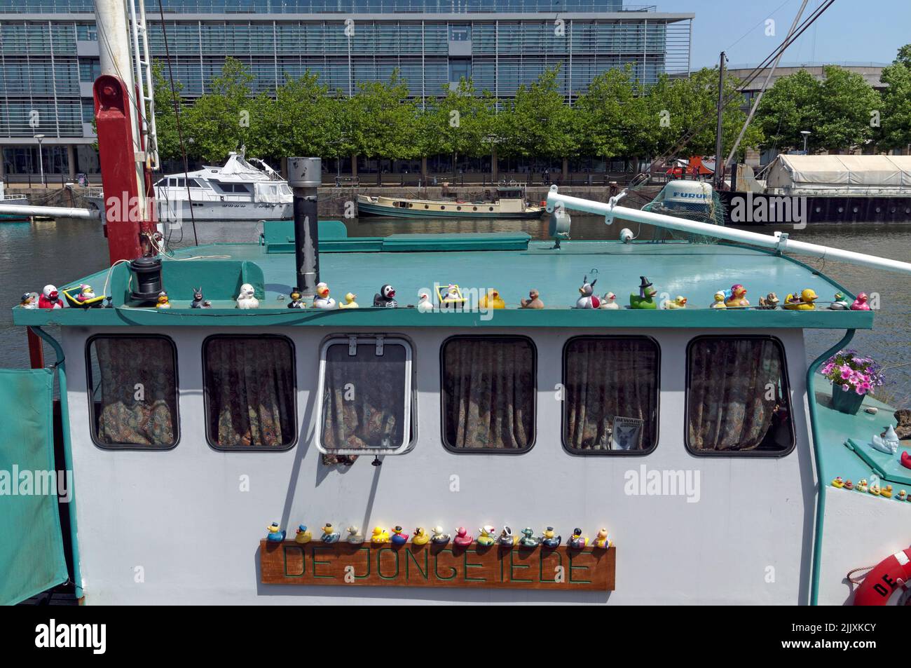 Anatre in una fila, allegro, divertente decorazione della barca, il Porto galleggiante, Bristol, Inghilterra, estate 2022. Luglio. Anatre in gomma e plastica. Foto Stock