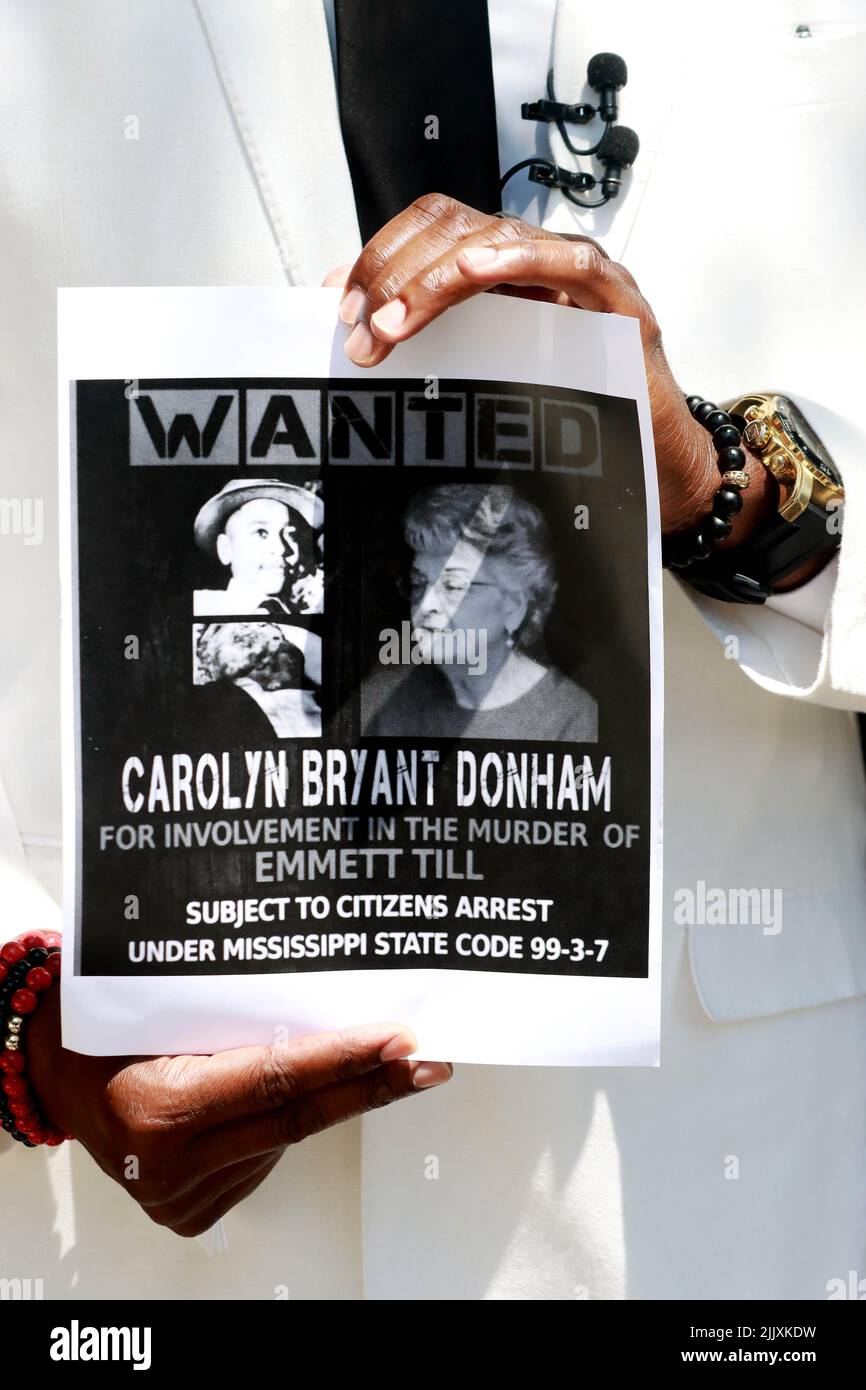 28 luglio 2022, Raleigh, North Carolina, USA: L'attivista per i diritti civili JOHN C. BARNET ha un poster ''˜Wanted' mentre parla insieme ai membri della comunità riuniti nell'edificio legislativo del North Carolina a Raleigh per la preghiera e per chiedere l'arresto di Carolyn Bryant Donham in connessione con la morte di Emmett Till. Donham, precedentemente conosciuta come la sig.ra Roy Bryant è riferito per essere vivente a Raleigh, NC. Nel 1955, accusò Emmett Till di 14 anni di fischiare contro di lei, portando al suo rapimento e omicidio. Il mandato d'arresto originario per Donham è stato recentemente trovato nel seminterrato di una M. Foto Stock