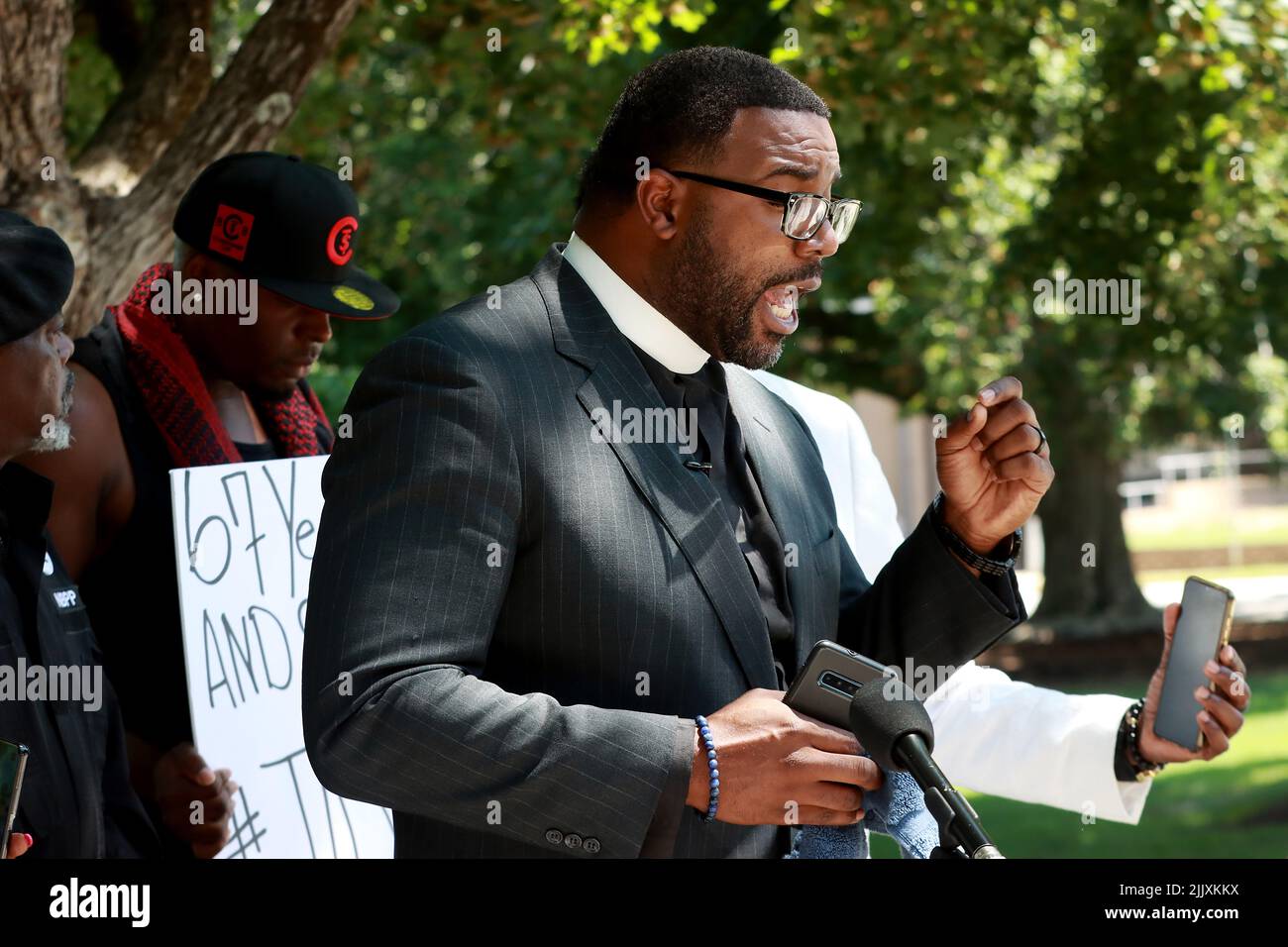 Raleigh, Carolina del Nord, Stati Uniti. 28th luglio 2022. Il pastore NATE COX parla insieme agli attivisti per i diritti civili e ai membri della comunità riuniti nell'edificio legislativo del North Carolina a Raleigh per pregare e chiedere l'arresto di Carolyn Bryant Donham in connessione con la morte di Emmett Till. Donham, precedentemente conosciuta come la sig.ra Roy Bryant è riferito per essere vivente a Raleigh, NC. Nel 1955, accusò Emmett Till di 14 anni di fischiare contro di lei, portando al suo rapimento e omicidio. Il mandato d'arresto originale per Donham è stato recentemente trovato nel seminterrato di un tribunale del Mississippi. Till's. Foto Stock