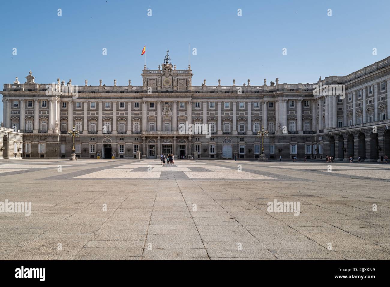 Madrid, Spagna -- 18 giugno 2022. Una foto grandangolare che si affaccia su un cortile del Palazzo reale e sul palazzo stesso. Foto Stock