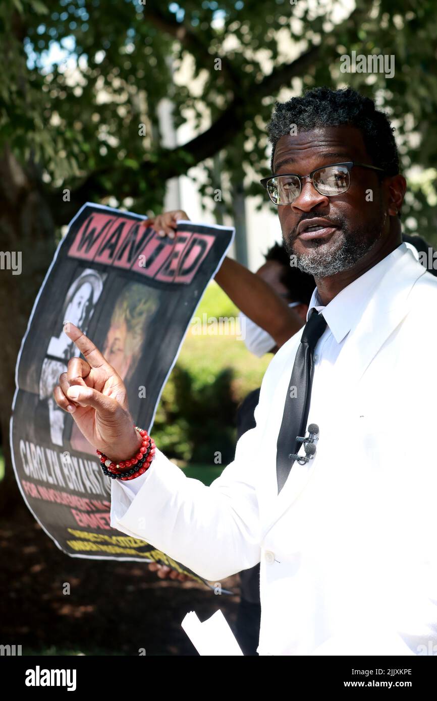 28 luglio 2022, Raleigh, Carolina del Nord, USA: L'attivista per i diritti civili JOHN C. BARNET parla insieme ai membri della comunità riuniti nell'edificio legislativo del North Carolina a Raleigh per la preghiera e per chiedere l'arresto di Carolyn Bryant Donham in connessione con la morte di Emmett Till. Donham, precedentemente conosciuta come la sig.ra Roy Bryant è riferito per essere vivente a Raleigh, NC. Nel 1955, accusò Emmett Till di 14 anni di fischiare contro di lei, portando al suo rapimento e omicidio. Il mandato d'arresto originale per Donham è stato recentemente trovato nel seminterrato di un tribunale del Mississippi. Till morde Foto Stock