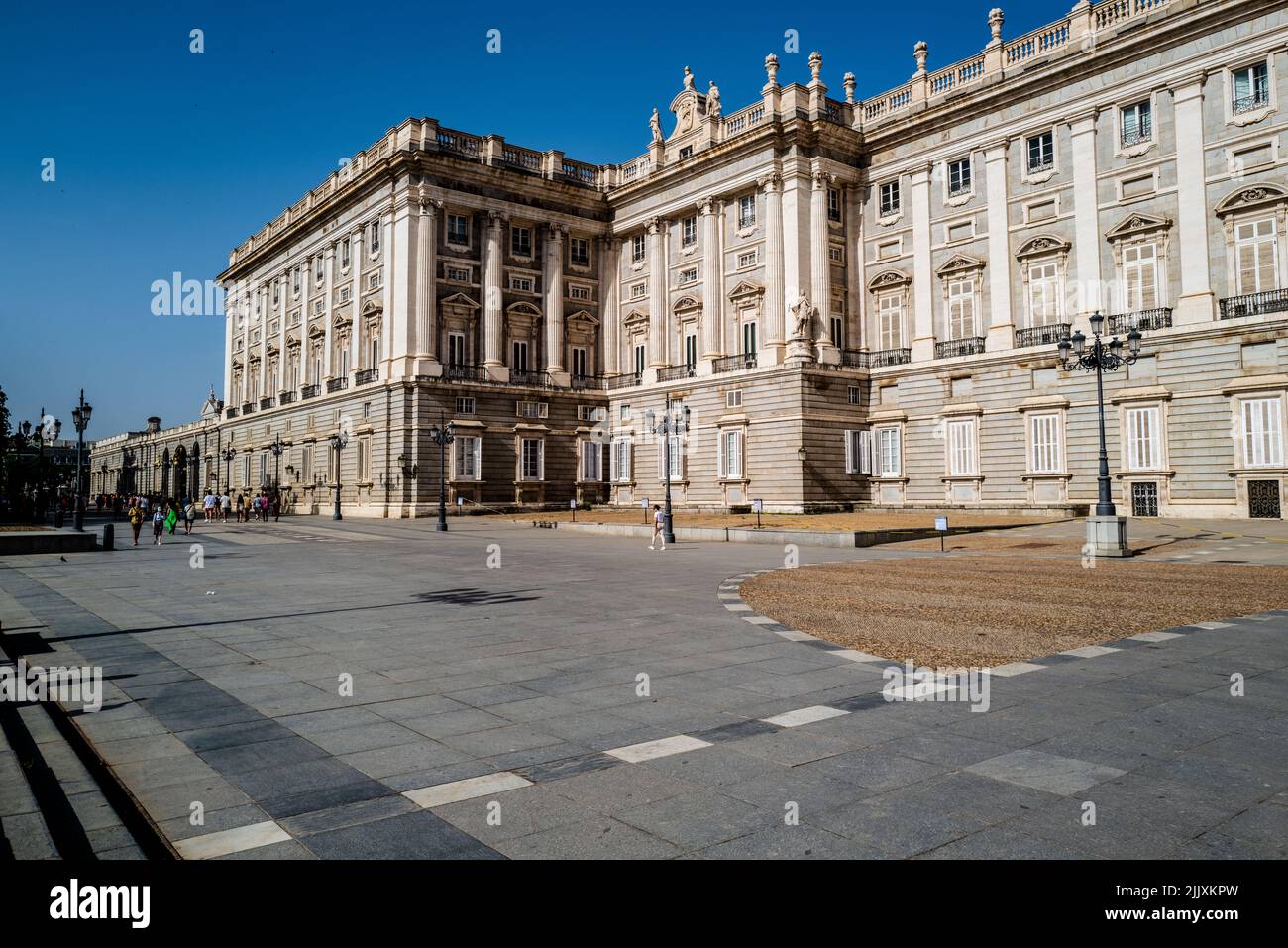 Madrid, Spagna -- 18 giugno 2022. Uno scatto grandangolare realizzato utilizzando un angolo parziale folle di turisti sono sullo sfondo. Foto Stock