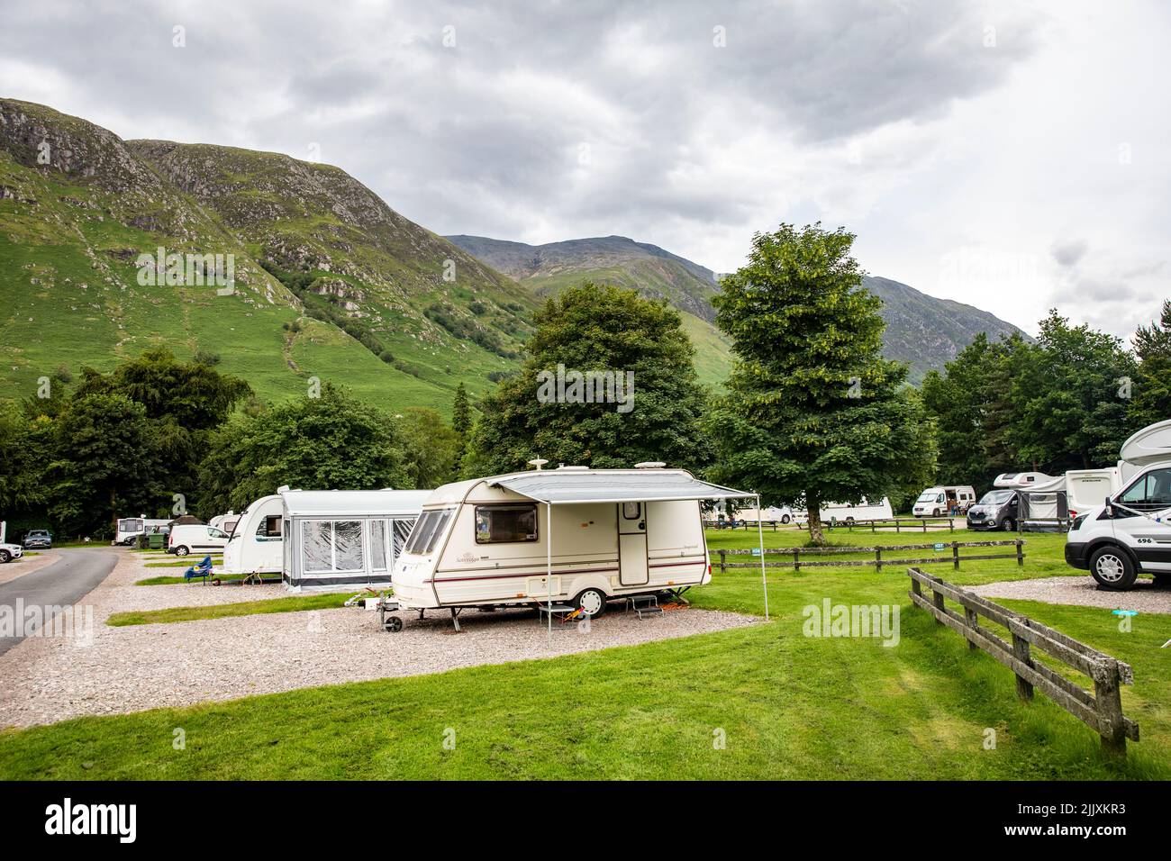 Glen Nevis caravan e camper campeggio ai piedi del ben Nevis, la montagna più alta della Gran Bretagna, Grampian Mountain Range, Scozia, Regno Unito Foto Stock