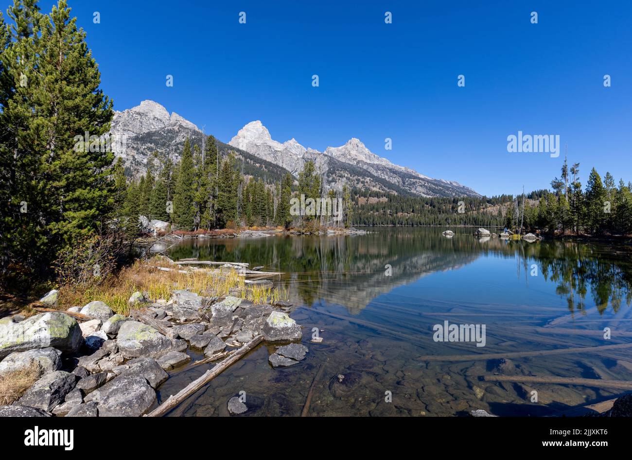 Riflessione scenografica Paesaggio dei Teton nel lago di Taggart in autunno Foto Stock