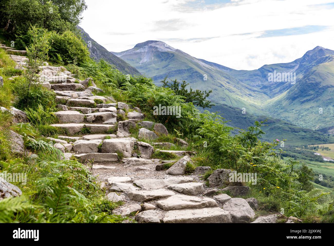 Sentiero escursionistico a piedi in pietra lungo il percorso turistico fino a ben Nevis, la montagna più alta in Gran Bretagna, Grampian catena montuosa, Scozia, Regno Unito Foto Stock