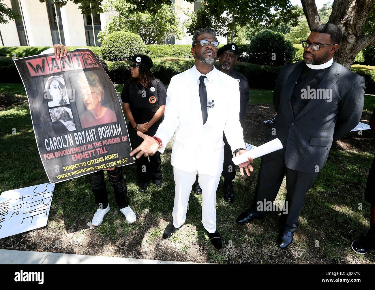 28 luglio 2022, Raleigh, Carolina del Nord, USA: L'attivista per i diritti civili JOHN C. BARNET parla insieme ai membri della comunità riuniti nell'edificio legislativo del North Carolina a Raleigh per la preghiera e per chiedere l'arresto di Carolyn Bryant Donham in connessione con la morte di Emmett Till. Donham, precedentemente conosciuta come la sig.ra Roy Bryant è riferito per essere vivente a Raleigh, NC. Nel 1955, accusò Emmett Till di 14 anni di fischiare contro di lei, portando al suo rapimento e omicidio. Il mandato d'arresto originale per Donham è stato recentemente trovato nel seminterrato di un tribunale del Mississippi. Till morde Foto Stock