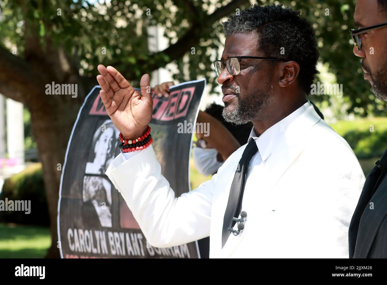 28 luglio 2022, Raleigh, Carolina del Nord, USA: L'attivista per i diritti civili JOHN C. BARNET parla insieme ai membri della comunità riuniti nell'edificio legislativo del North Carolina a Raleigh per la preghiera e per chiedere l'arresto di Carolyn Bryant Donham in connessione con la morte di Emmett Till. Donham, precedentemente conosciuta come la sig.ra Roy Bryant è riferito per essere vivente a Raleigh, NC. Nel 1955, accusò Emmett Till di 14 anni di fischiare contro di lei, portando al suo rapimento e omicidio. Il mandato d'arresto originale per Donham è stato recentemente trovato nel seminterrato di un tribunale del Mississippi. Till morde Foto Stock