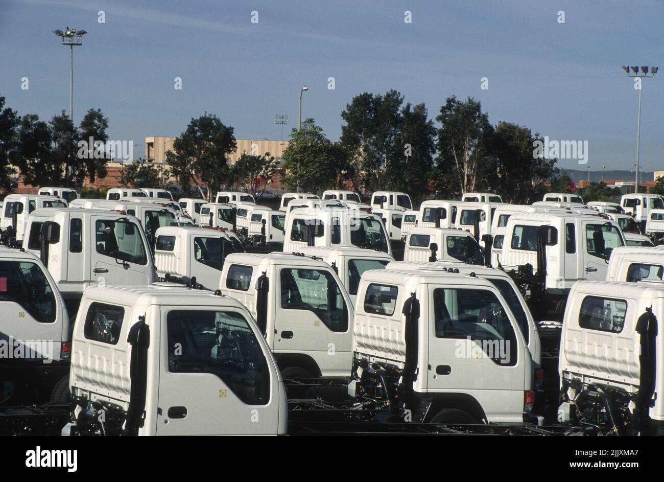 Camion di servizio medio in attesa di consegna presso un terminal portuale a National City, California Foto Stock