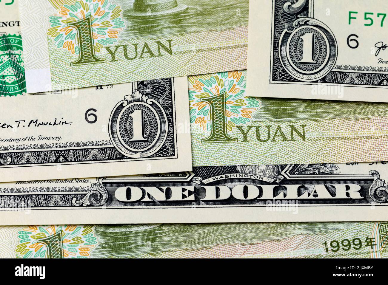 Banconote in dollari USA e banconote in Yuan cinese. Cambio valuta, commercio ed economia concetto. Foto Stock