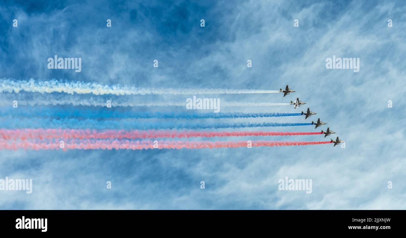 San Pietroburgo, Russia. - 28 luglio 2022: Il gruppo di combattenti russi Sukhoi su-25 nel cielo. Foto Stock