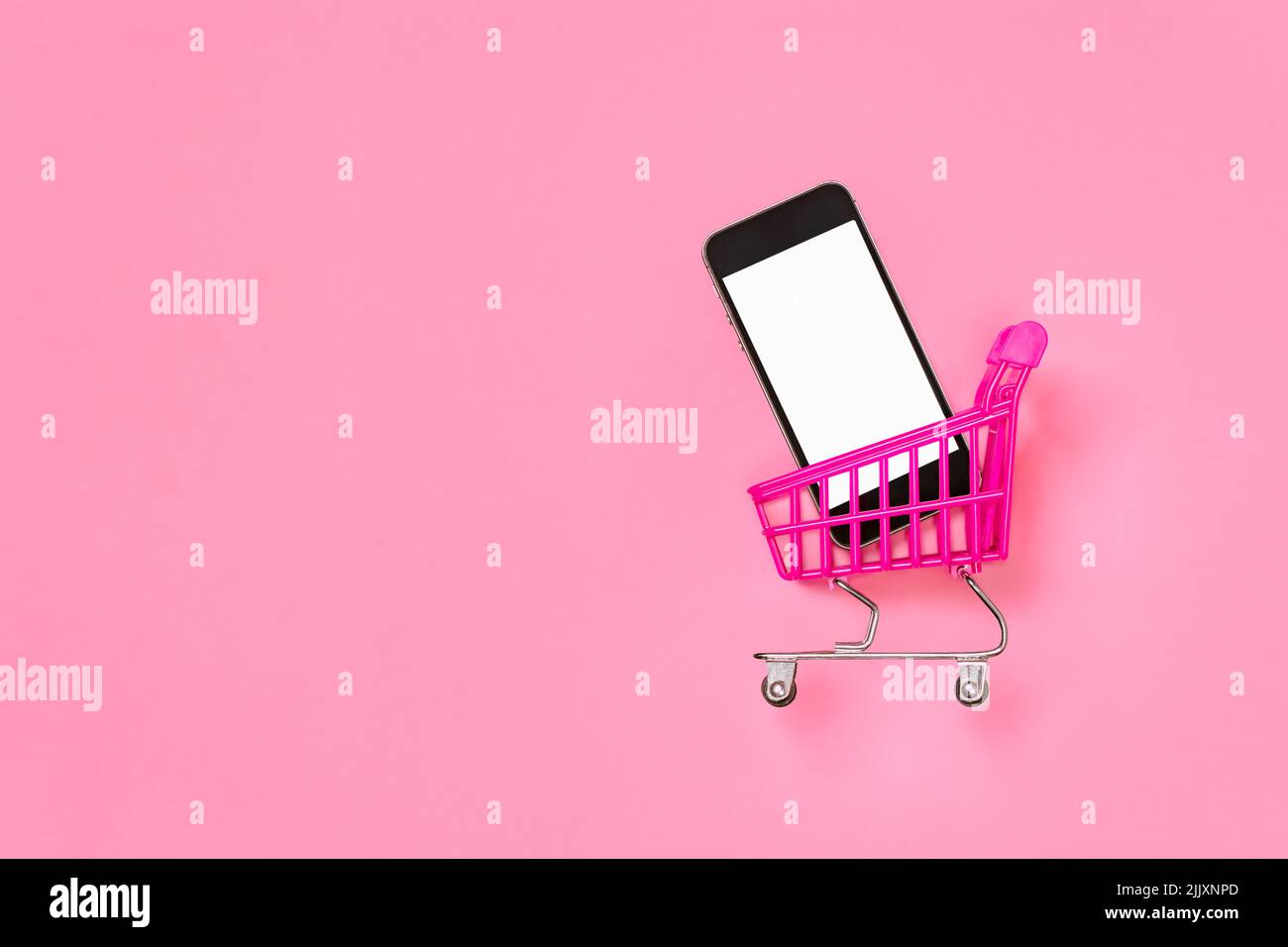 Shopping digitale rosa concept vendite mobile online carrello isolato schermo smartphone mockup. E negozio online carrello supermercato con telefono Foto Stock