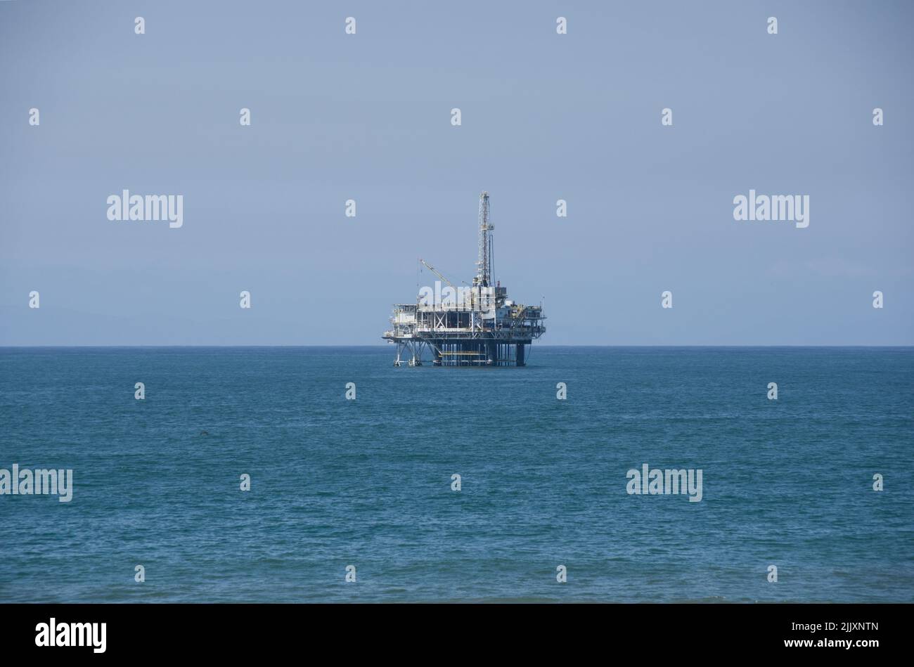 Piattaforma petrolifera offshore al largo della costa californiana con spazio di copia intorno ad essa Foto Stock