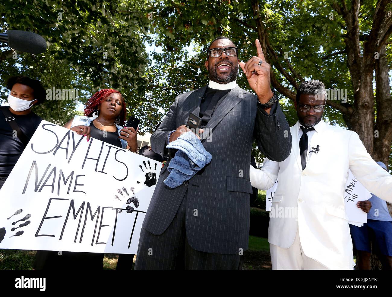 28 luglio 2022, Raleigh, Carolina del Nord, USA: Il pastore NATE COX, centro, parla insieme agli attivisti per i diritti civili e ai membri della comunità riuniti nell'edificio legislativo del North Carolina a Raleigh per pregare e chiedere l'arresto di Carolyn Bryant Donham in connessione con la morte di Emmett Till. Donham, precedentemente conosciuta come la signora Roy Bryant è riferito per vivere a Raleigh. Donham è accusato di nel 1955, rivendicando Emmettt Till di 14 anni di fischiare contro di lei, portando al suo rapimento e omicidio. Il mandato d'arresto originario per Donham è stato recentemente trovato nel seminterrato di un Mississippi Foto Stock